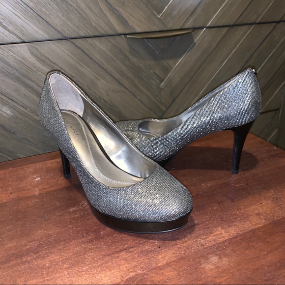 Tahari Sophia Silver Platform Pumps High Heels 6M - Picture 2 of 8